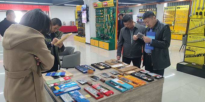 新疆喀什地區英吉沙人大黨組書記一行來臨沂五金城參觀考察